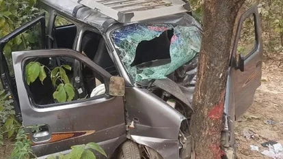 दर्दनाक हादसा: तेज रफ्तार कार पेड़ से टकराई, पिकनिक मनाकर लौट रहा था परिवार, दो बच्चों सहित 4 की मौत , छह की हालत गंभीर