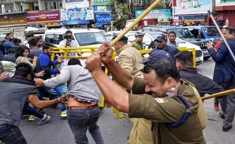देहरादून लाठीचार्ज: पुलिस का दावा- युवाओं को बाहरी तत्वों ने भड़काया, फंडिंग भी की, एक बैंक खाता फ्रीज