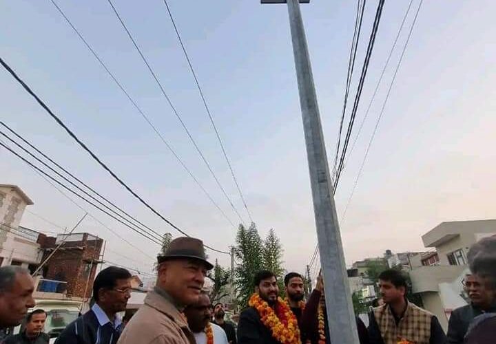 100 से अधिक हाई मास्ट लाईट लगवाई जाएंगी: राजीव शर्मा, कलस्टर टी.एल.के. के मुख्य चौराहे पर हाई मास्ट लाईट का लोकार्पण