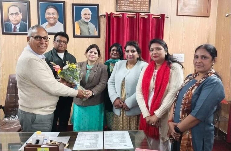 भाजपा महिला मोर्चा जिलाध्यक्ष अनामिका शर्मा ने एसएमजेएन के प्राचार्य डॉ सुनील कुमार बत्रा का आशीर्वाद लिया