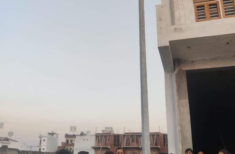 शिवालिक नगर के नवोदय नगर में सिद्धार्थ एन्क्लेव की एंट्री पर हाई मास्ट लाईट का लोकार्पण