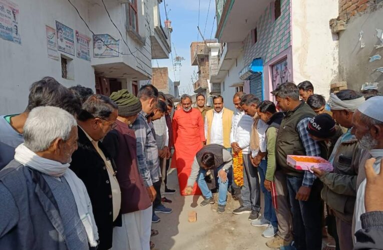 पूर्व कैबिनेट मंत्री स्वामी यतीश्वरानंद ने बहादरपुर जट में किया सड़क का शुभारंभ, कहा-मुख्य सड़कों का निर्माण होने से लोगों को परेशानी से छुटकारा मिलेगा