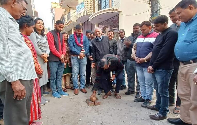 पालिकाध्यक्ष राजीव शर्मा ने टिहरी विस्थापित कॉलोनी में सड़क और नाली का निर्माण कार्य शुरू कराया