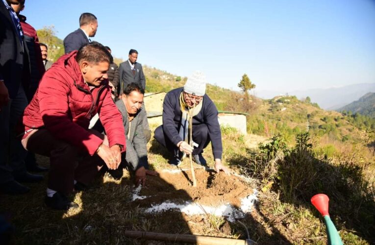 प्रातः काल भ्रमण पर निकले मुख्यमंत्री पुष्कर सिंह धामी, गांववासियों से की मुलाकात, पूर्व सैनिकों ने किए अनुभव साझा