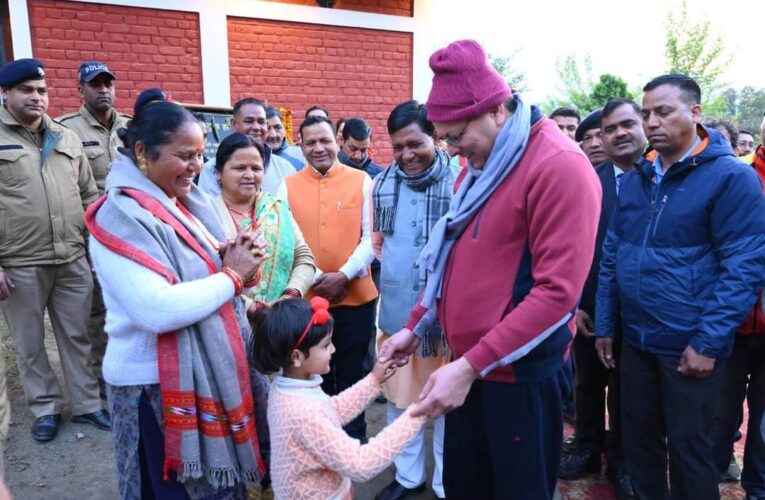 टिहरी की पगडंडियों में प्रातः काल भ्रमण पर निकले सीएम धामी, पावर वीडर से की खेतों की जुताई