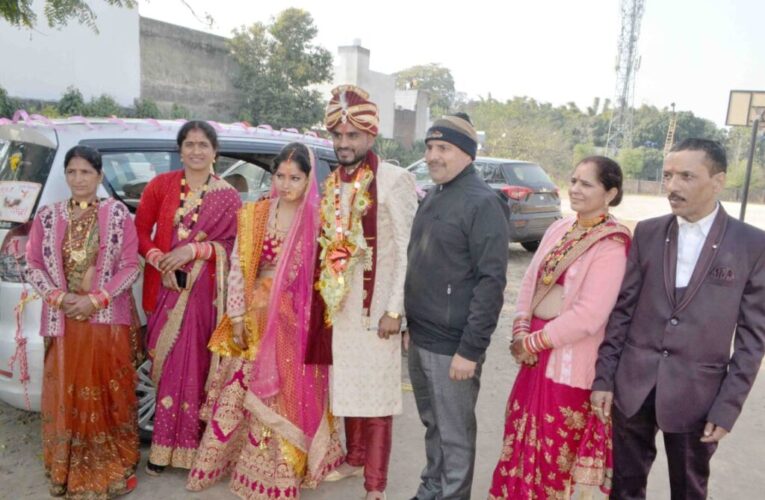 हरिद्वार में दूल्हे की ड्रेस में एलएलबी की परीक्षा देने पहुंचा छात्र, शिक्षक और छात्र रह गए हैरान