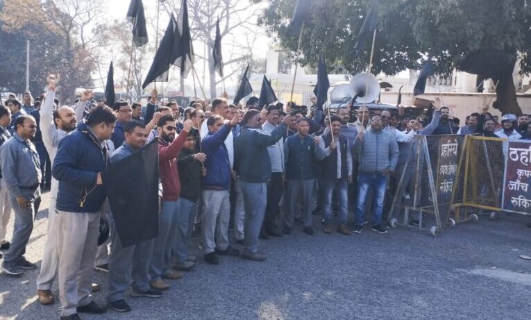 भेल कर्मचारियों ने किया प्रबंधन के खिलाफ प्रदर्शन, प्रबंधन पर श्रमिक विरोधी नीतियों का लगाया आरोप
