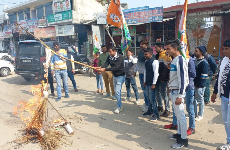भगवानपुर में यूथ कांग्रेस ने लाठीचार्ज के विरोध में सीएम का पुतला फूंका