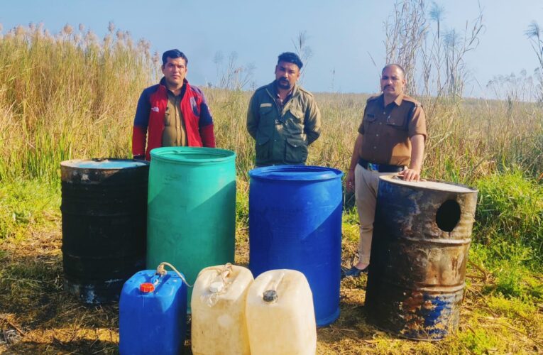 पुलिस ने पकड़ी गंगा किनारे चल रही देशी शराब की भट्टी, दस हजार लीटर लाहन बरामद