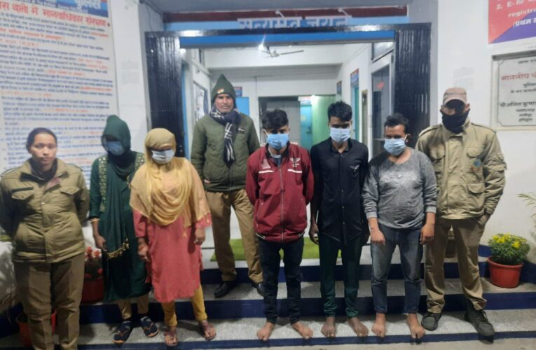 कार के अंदर अश्लील हरकत कर रहे तीन पुरुष और दो महिलाओं को पुलिस ने किया गिरफ्तार, की कार्रवाई