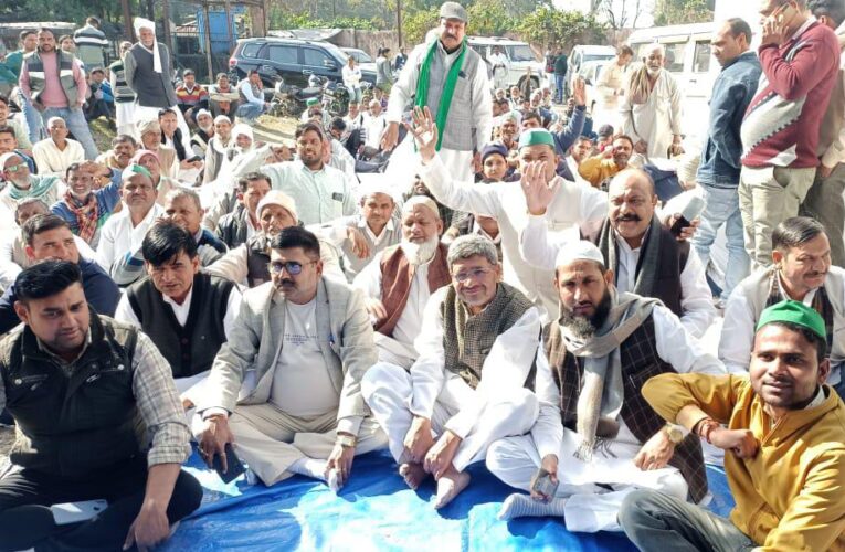 भाकियू रोड़ गुट ने किया ऊर्जा निगम कार्यालय का घेराव, कहा-चेकिंग के नाम पर किसानों का उत्पीड़न कर रहे ऊर्जा निगम