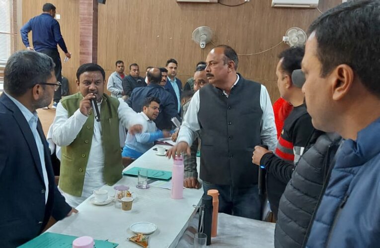 रुड़की नगर निगम बोर्ड बैठक में हंगामे के बीच 98 करोड़ का बजट पास, पार्षदों के खेमों में जबरदस्त तकरार और हुई नोकझोंक