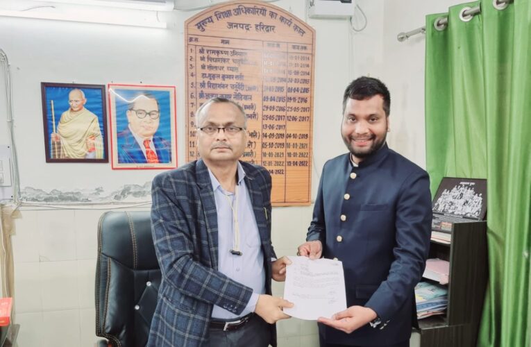 समाजसेवी डॉ.अमन गुप्ता ने जनपद के 10 सरकारी स्कूल को लिया गोद, कहा-स्कूलों को सर्व श्रेष्ठ बनाने का करेंगे प्रयास