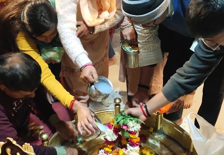भगवान शिव की ससुराल में उमड़ी भीड़, श्रद्धालुओं ने जलाभिषेक कर मांगी मनोकामना