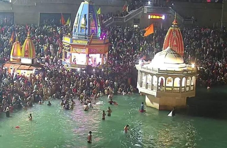 हरिद्वार में सोमवती अमावस्या पर लाखों श्रद्धालुओं ने लगाई आस्था डुबकी, बाजार में भी देखने को मिली रौनक