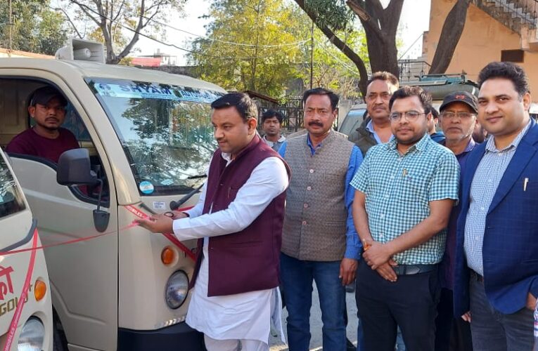 मेयर गौरव गोयल ने दस कूड़ा वाहनों को हरी झंडी दिखाकर किया रवाना