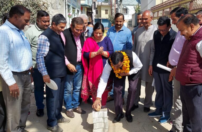 मेयर गौरव गोयल ने किया इंटरलॉकिंग टाइल्स सड़क के निर्माण कार्य का शुभारंभ, कहा-तेजी से कराए जा रहे है विकास कार्य