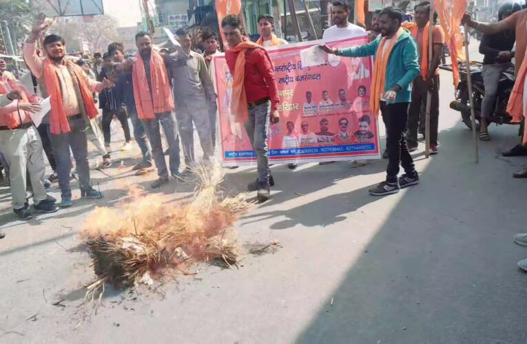 भगवानपुर में हिन्दू संगठनों ने फूंका राजस्थान के मुख्यमंत्री का पुतला, गहलोत सरकार के खिलाफ की नारेबाजी
