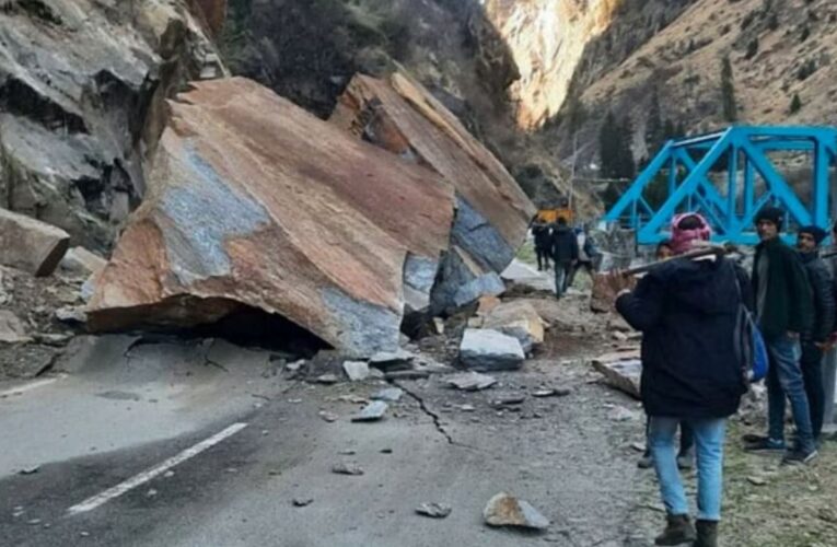 अचानक चट्टान का एक बड़ा हिस्सा टूटकर हाईवे पर गिरा, आवाजाही ठप, टला बड़ा हादसा