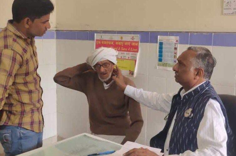 मरीजों की भीड़ होने की सूचना मिली तो प्रशासनिक काम छोड़कर ओपीडी में बैठे सीएमएस, देखे मरीज