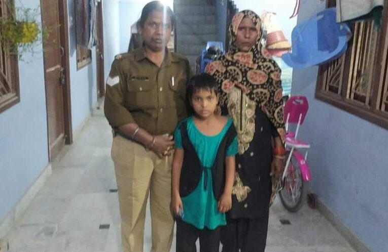लावारिस हालत में घूम रही बच्ची को पुलिस ने परिजनों से मिलवाया