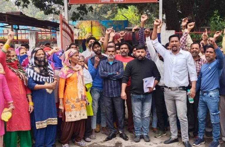 रुड़की नगर निगम में सफाई कर्मचारियों का प्रदर्शन, कहा-अधिकारी कर रहे उत्पीड़न