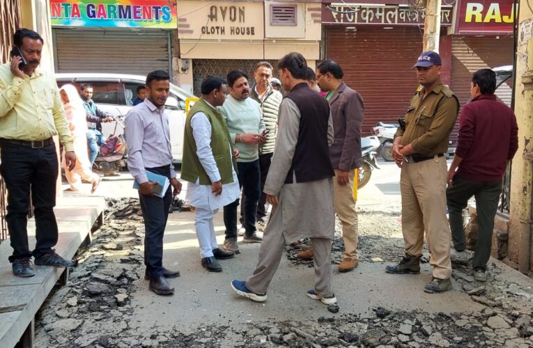 मेयर गौरव गोयल ने किया कार्यों का निरीक्षण, कहा-नगर की तमाम सड़कों को किया जाएगा गड्ढा मुक्त