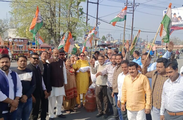 रुड़की में कांग्रेसियों ने सिलेंडर के दाम बढ़ाने पर प्रदर्शन किया, बोले-भाजपा सरकार जनता के हितों के खिलाफ फैसले ले रही