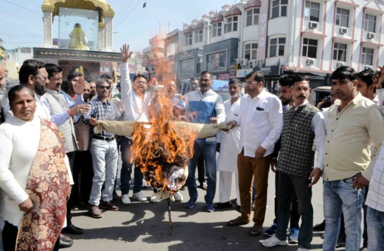 हरिद्वार में कांग्रेसियों ने रसोई गैस के दाम बढ़ाए जाने के विरोध में किया प्रदर्शन, कहा-महंगाई रोकने में सरकार फेल