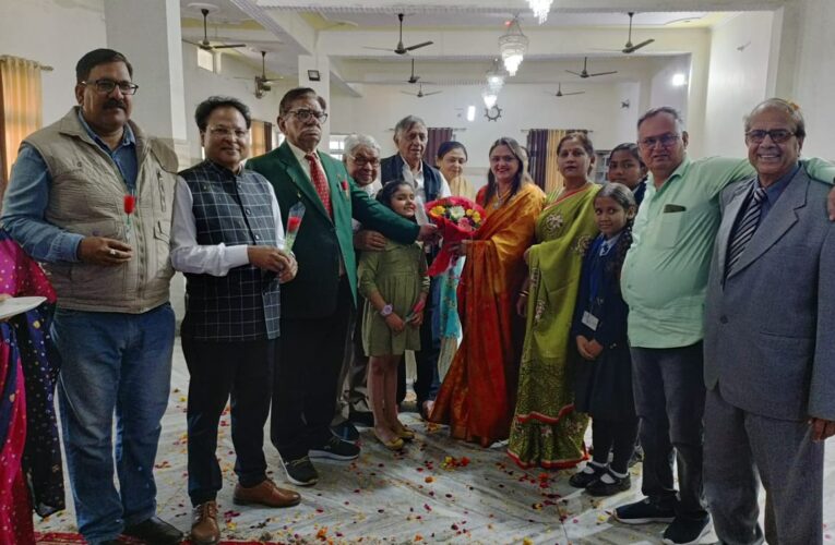 रोटरी क्लब ने खेली फूलों की होली, पांच छात्र-छात्राओं को दी गई साइकिल