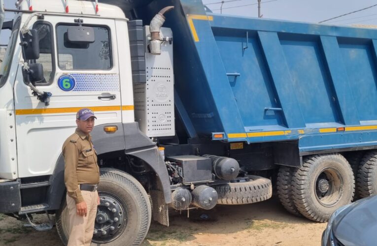 पुलिस ने चेकिंग के दौरान अवैध खनन से भरे ट्रक को कब्जे में लेकर किया सीज