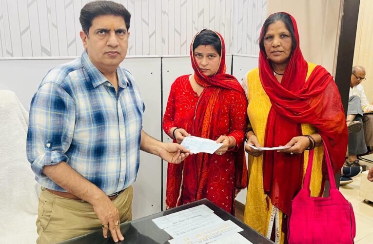 जरूरतमंदों की बढ़ चढ़कर मदद कर रही है धामी सरकार, रुड़की विधायक प्रदीप बत्रा ने राहत राशि के चेक वितरित किए