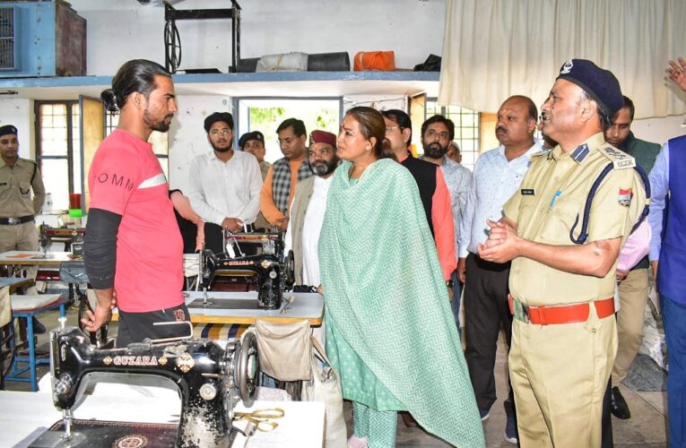 हरिद्वार जिला कारागार में कैबिनेट मंत्री रेखा आर्या ने कैदियों संग मनाया जेल दिवस