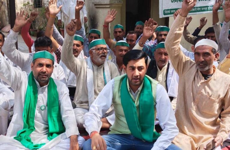 भाकियू ने तहसील में किया प्रदर्शन, बारिश ओलावृष्टि से फसलों के नुकसान के मुआवजे की मांग की