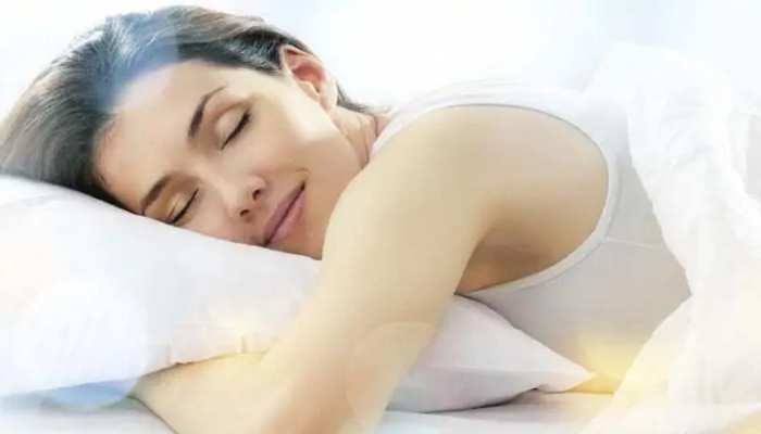 इस करवट सोने से बढ़ सकती है पेट और दिल की परेशानी, जानिए नींद लेने का सही तरीका