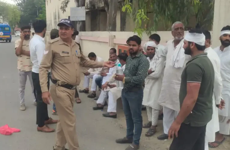 हकीमपुर तुर्रा गांव में बाइक टकराने को लेकर विवाद, दोनों पक्षों के बीच जमकर चले ईंट पत्थर
