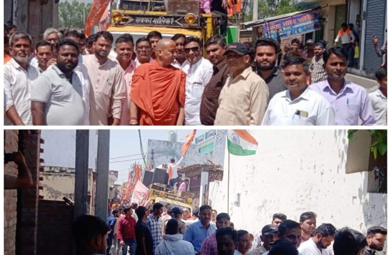 धीरमजरा गांव में हनुमान जन्मोत्सव पर निकाली गई शोभायात्रा, मुस्लिम समुदाय के लोगों ने की पुष्प वर्षा