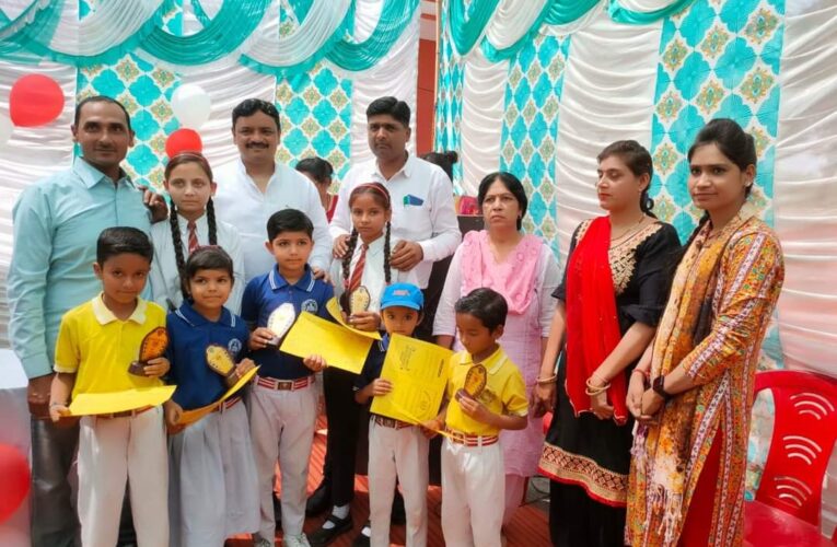 ग्राफिक पब्लिक स्कूल में परीक्षा फल वितरित, प्रथम द्वितीय और तृतीय स्थान पर रहे छात्रों को किया गया पुरस्कृत