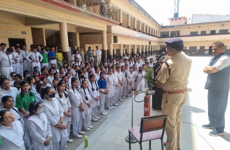 बच्चों व स्कूल स्टाफ को अग्नि दुर्घटना एंव जोखिम के प्रति किया जागरुक