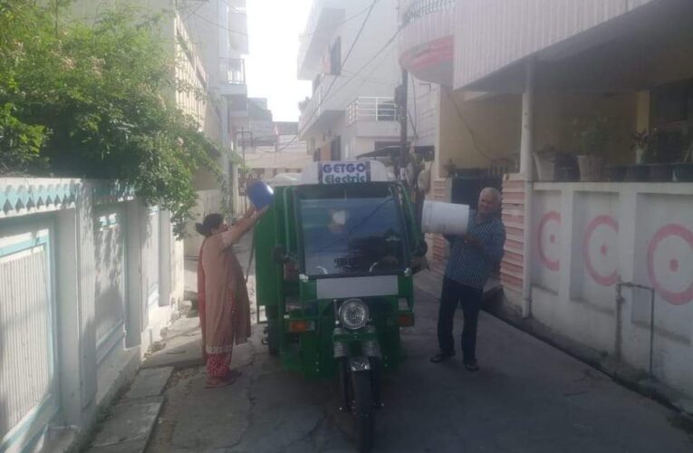आदर्श नगर की छोटी गलियों में पहुंचा नई ई -रिक्शा कूड़ा वाहन