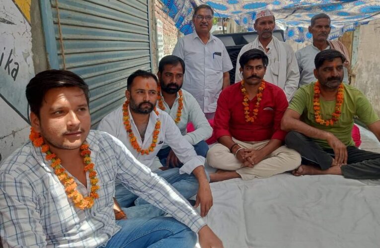 अंग्रेजी शराब का ठेका हटाने को लेकर भूख हड़ताल शुरू, 15 अप्रैल से चल रहा है ठेका हटाने को लेकर धरना प्रदर्शन