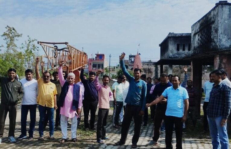 सलेमपुर में श्मशान घाट में ट्यूबवेल लगाए जाने पर प्रदर्शन, काम भी रुकवाया