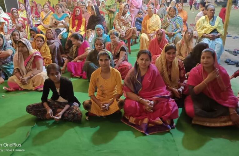 कृष्णानगर ध्रुव गार्डन में चल रही श्री रामकथा को सुनने बड़ी संख्या में पहुंची महिलाएं