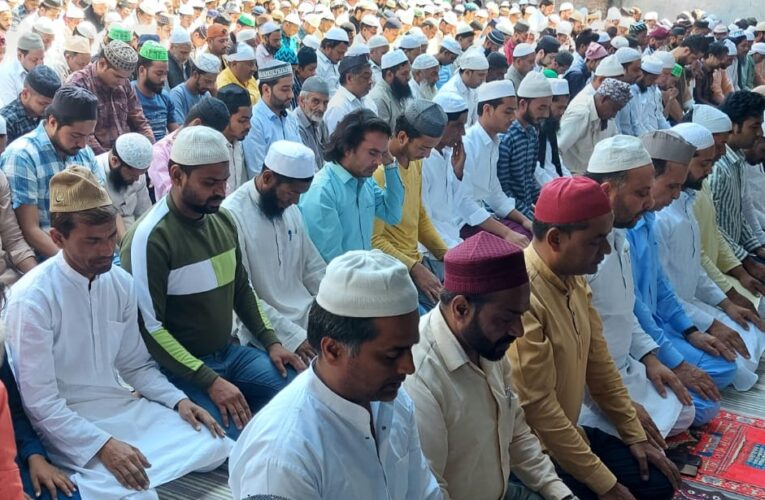 माह ए रमजान के तीसरे जुमे पर मस्जिदों में उमड़ी नमाजियों की भीड़, नमाज अदा कर मांगी मुल्क में खुशहाली की दुआ