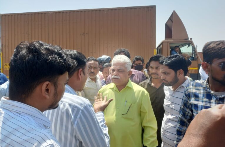 भगवानपुर टोल प्लाजा पर क्रॉसिंग खुलवाने को लेकर नोकझोंक, पुलिस ने कराया मामले को शांत