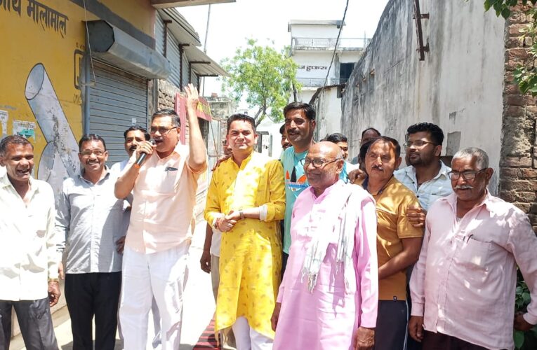 भगवानपुर में मंदिर के समीप अंग्रेजी शराब का ठेका हटाने को लेकर धरना, कहा- मंदिर के निकट शराब पीकर लोग करते है हंगामा