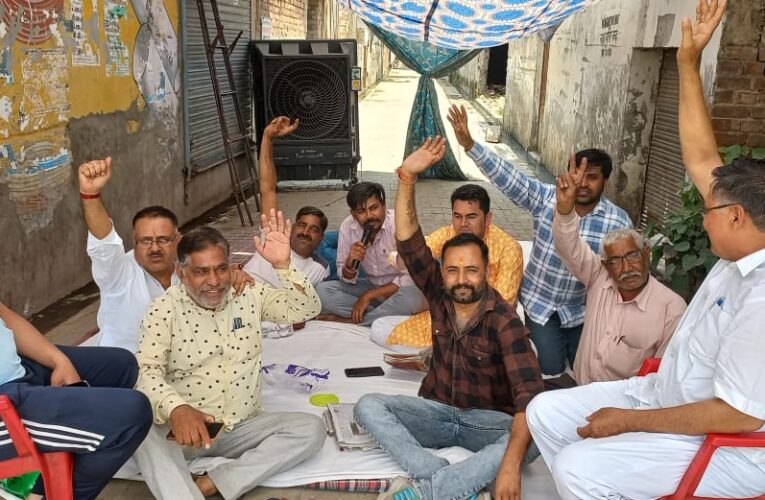 भगवानपुर में ठेका हटाने की मांग को लेकर धरना दूसरे दिन भी जारी, कहा- ठेका नहीं हटाया गया तो मजबूरन करनी पड़ेगी भूख हड़ताल