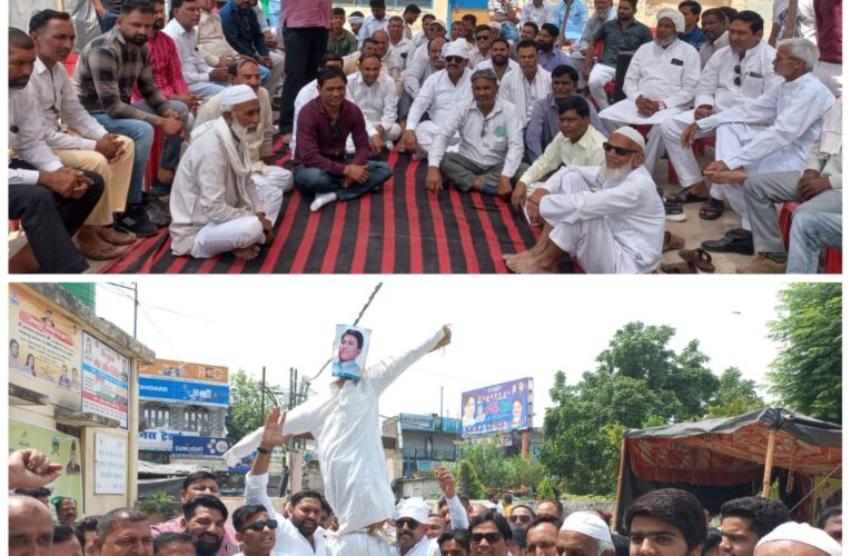 भगवानपुर में कांग्रेस कार्यकर्ताओं ने पूर्व विधायक देशराज कर्णवाल के खिलाफ किया धरना-प्रदर्शन, फूंका पुतला