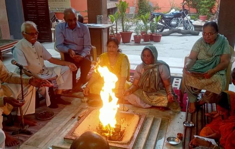अंतर्राष्ट्रीय यज्ञ दिवस पर आर्य समाज रामनगर रुड़की में सामूहिक रूप से किया गया यज्ञ