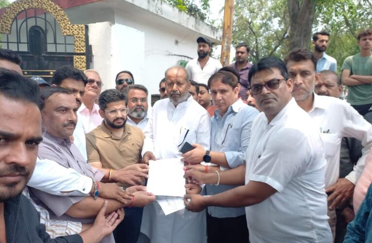रुड़की के कांग्रेसियों ने मंत्री प्रेमचंद अग्रवाल को पद मुक्त किए जाने की मांग को लेकर राज्यपाल को ज्ञापन भेजा
